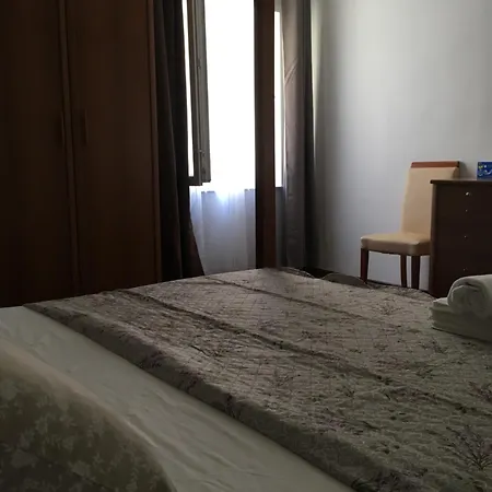 'one Tree' Apartment, Old Town דירה